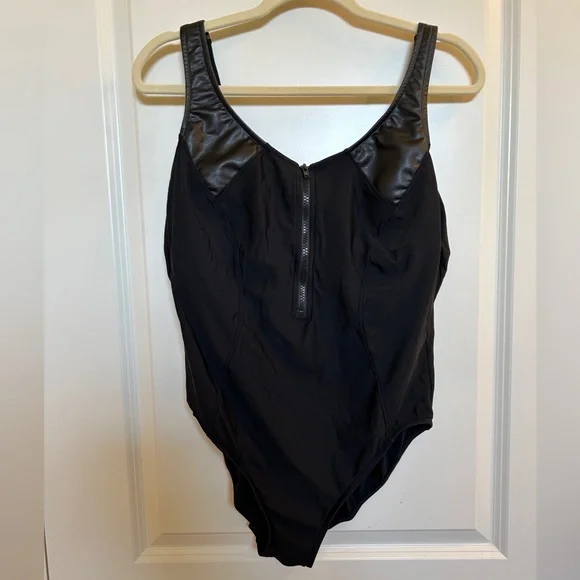 Aqua Green Women’s Zipper Front Black One-Piece Swimsuit Size: XL - Picture 1 of 7